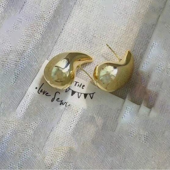 Teardrop Stud Earring - Picture 4 of 13